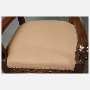 Großer Sitzungstisch mit Bestuhlung