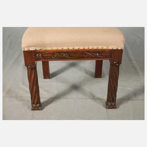 Großer Sitzungstisch mit Bestuhlung