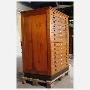 Großer Grafikschrank