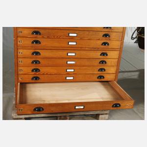 Großer Grafikschrank