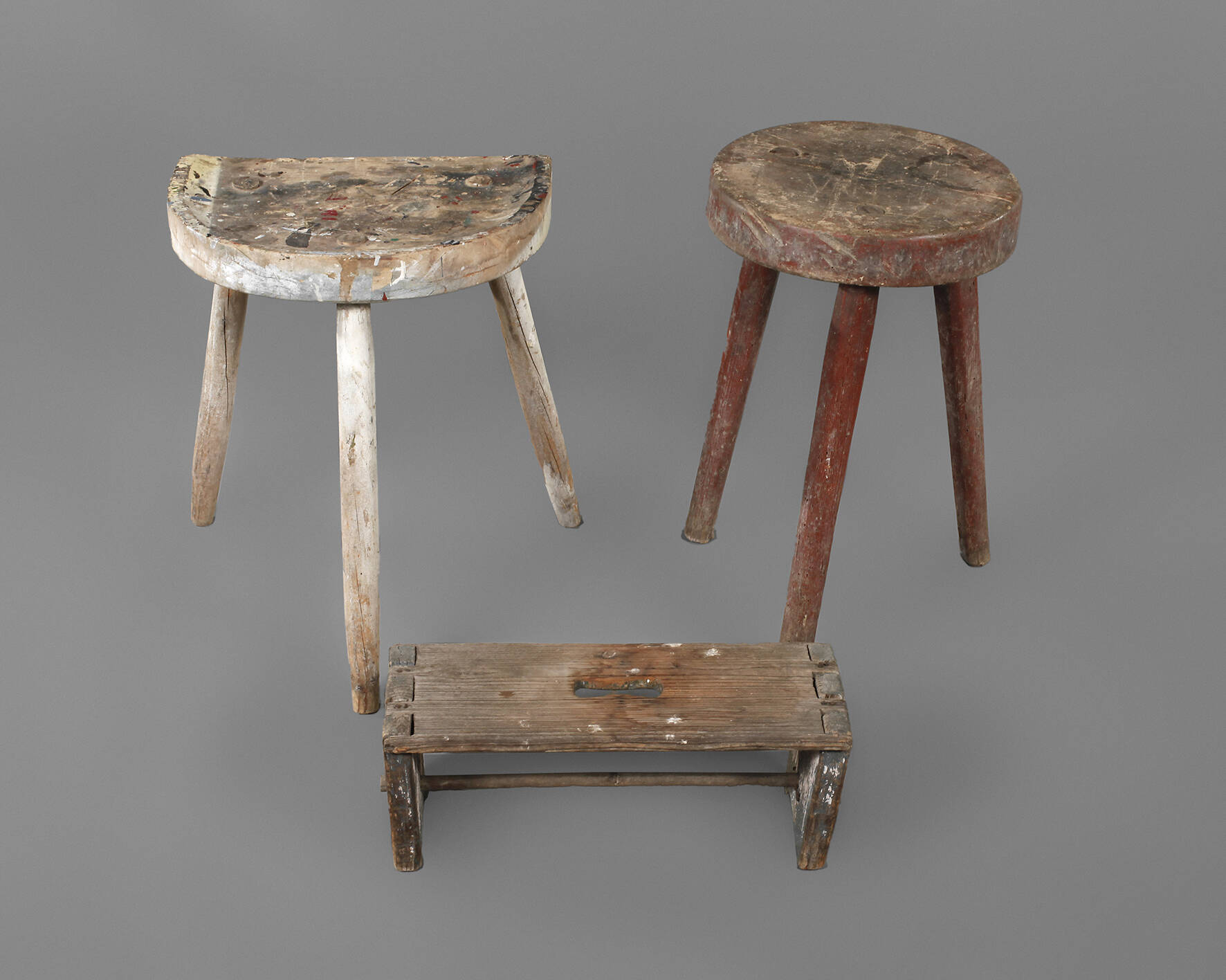 Zwei Schemel und Fußbank