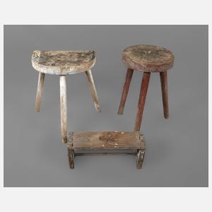Zwei Schemel und Fußbank