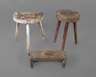 Zwei Schemel und Fußbank
