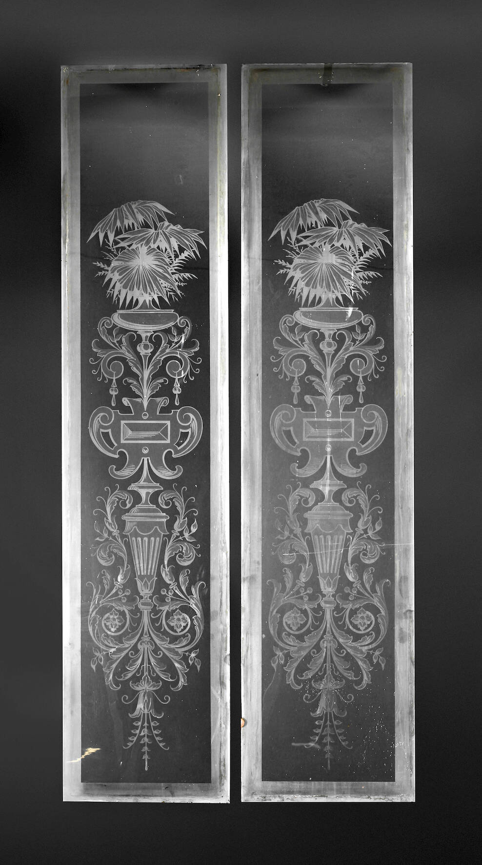 Paar große Ätzglasscheiben