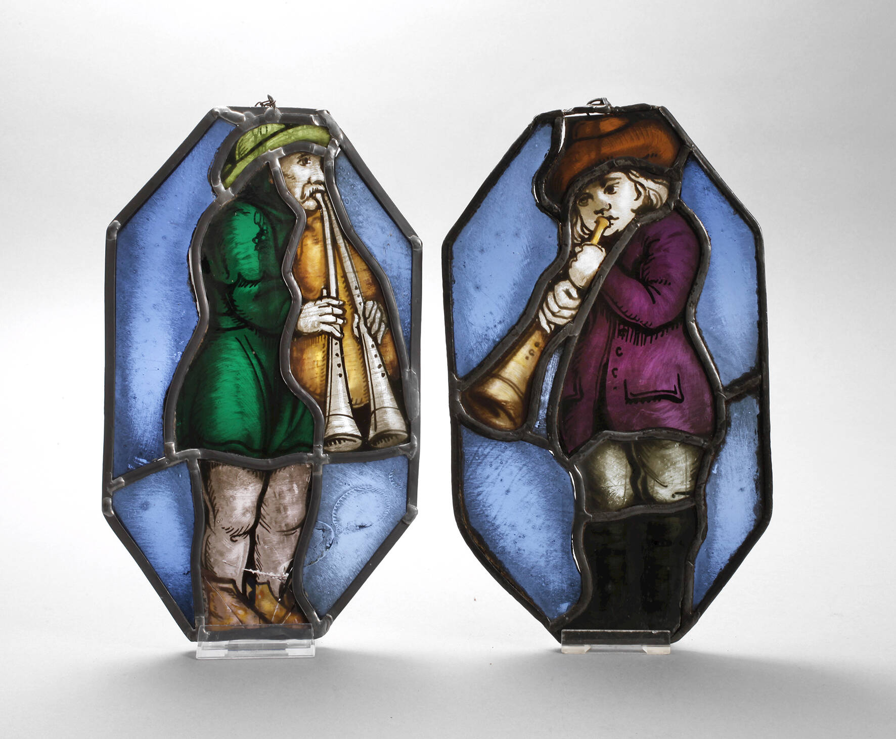 Paar kleine Bleiglasfenster