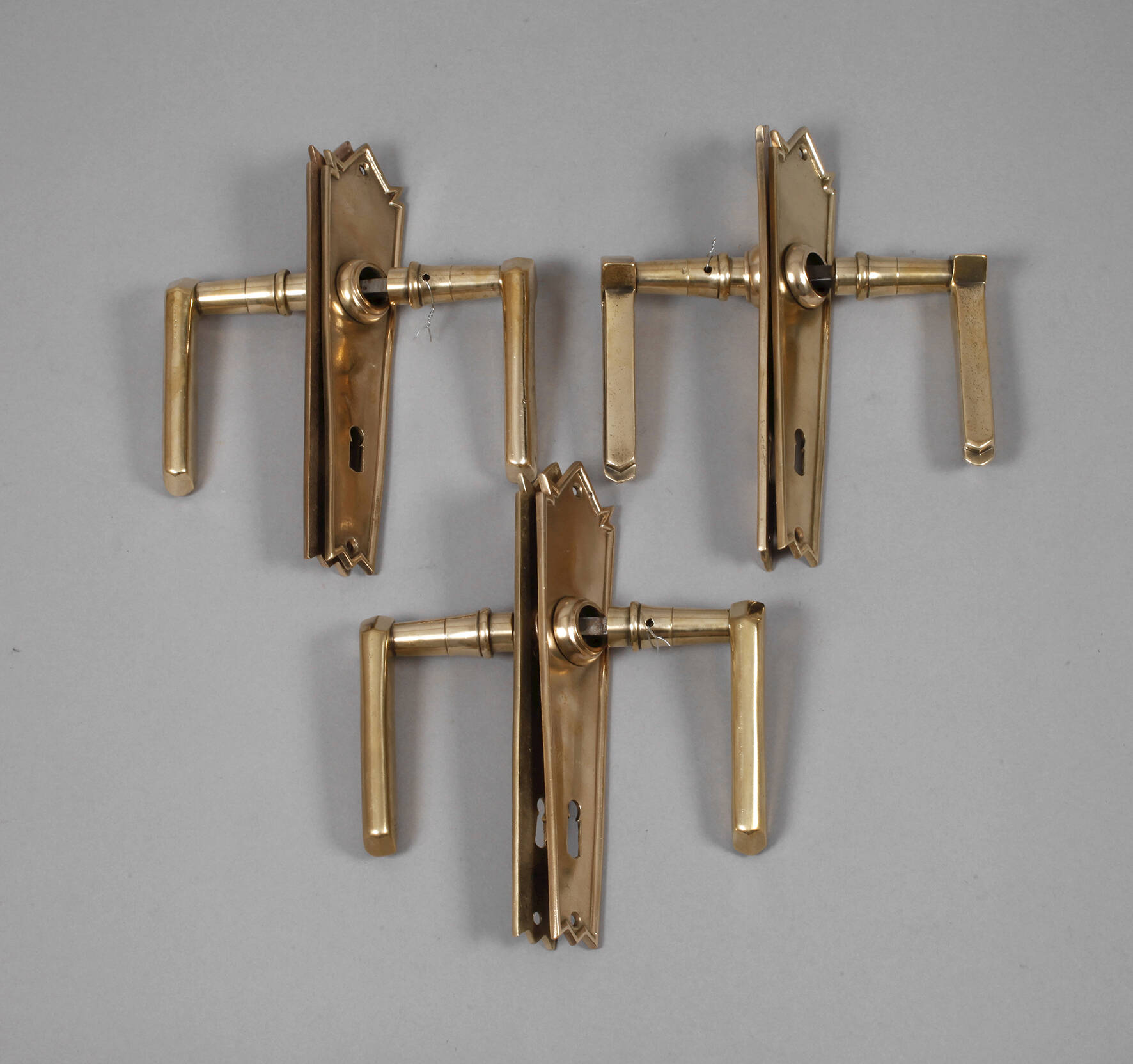 Drei Türbeschläge Art déco