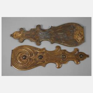 Vier große Zierbeschläge im Barockstil