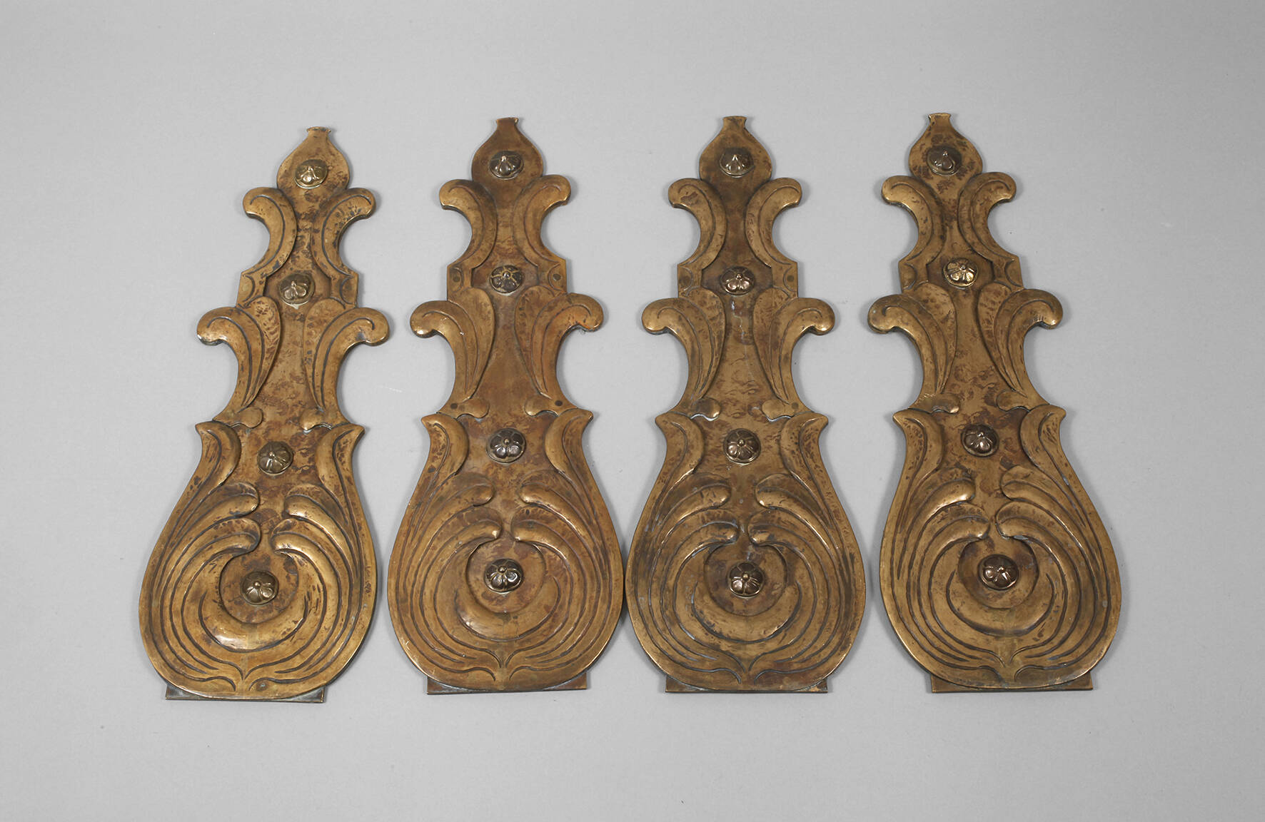 Vier große Zierbeschläge im Barockstil