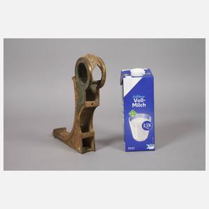 Vier klassizistische Gardinenstangenhalter