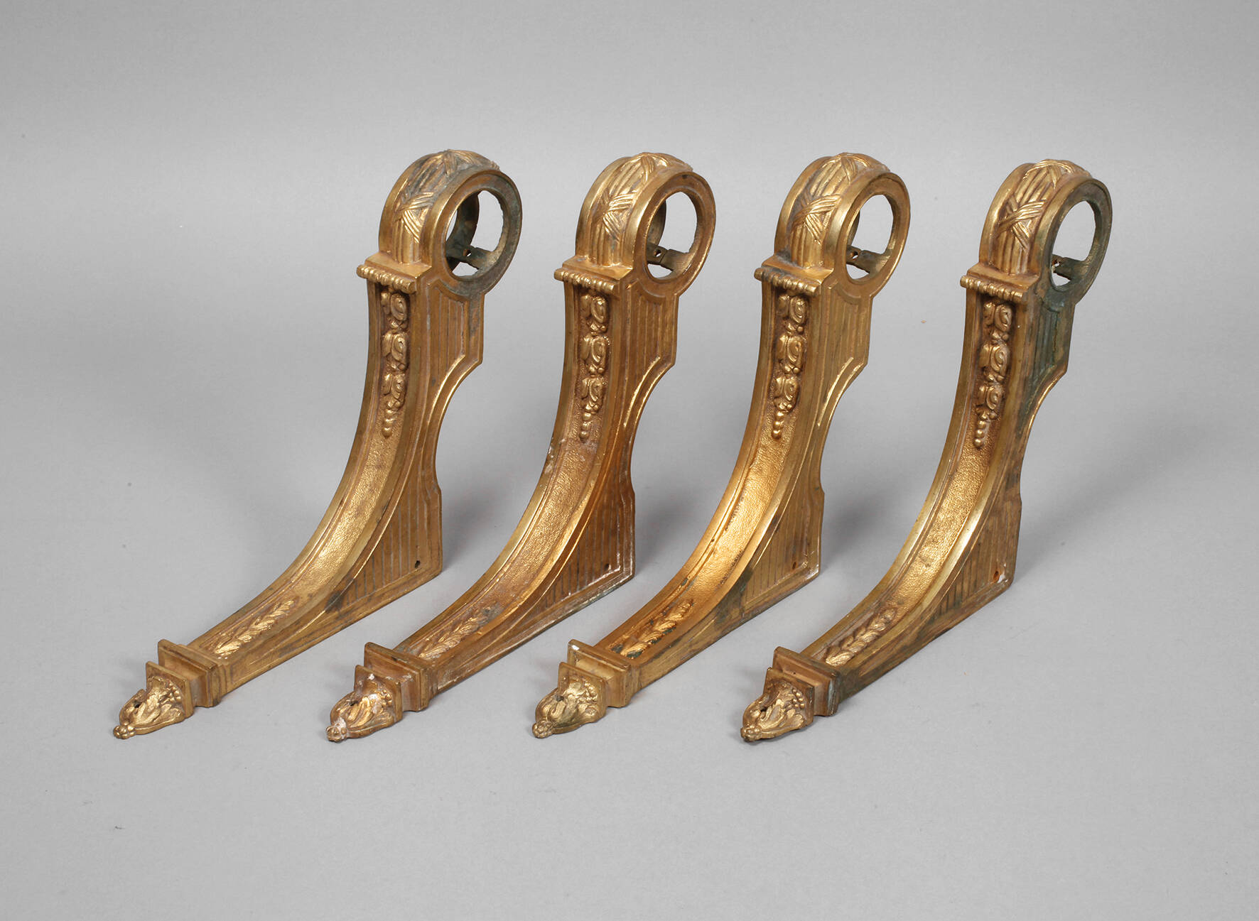 Vier klassizistische Gardinenstangenhalter