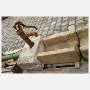 Rinnentrog-Anlage mit Wasserpumpe