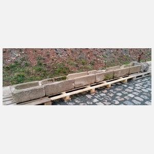 Rinnentrog-Anlage mit Wasserpumpe