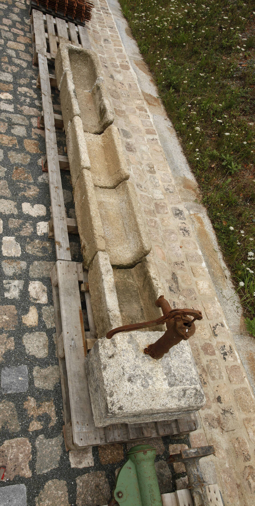 Rinnentrog-Anlage mit Wasserpumpe