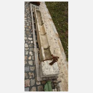 Rinnentrog-Anlage mit Wasserpumpe