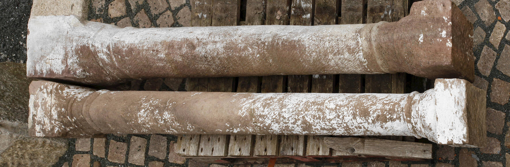 Paar Sandsteinsäulen