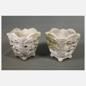 Paar Gartenpflanztöpfe