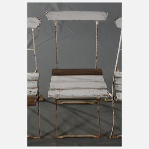 Gartentisch und drei Stühle