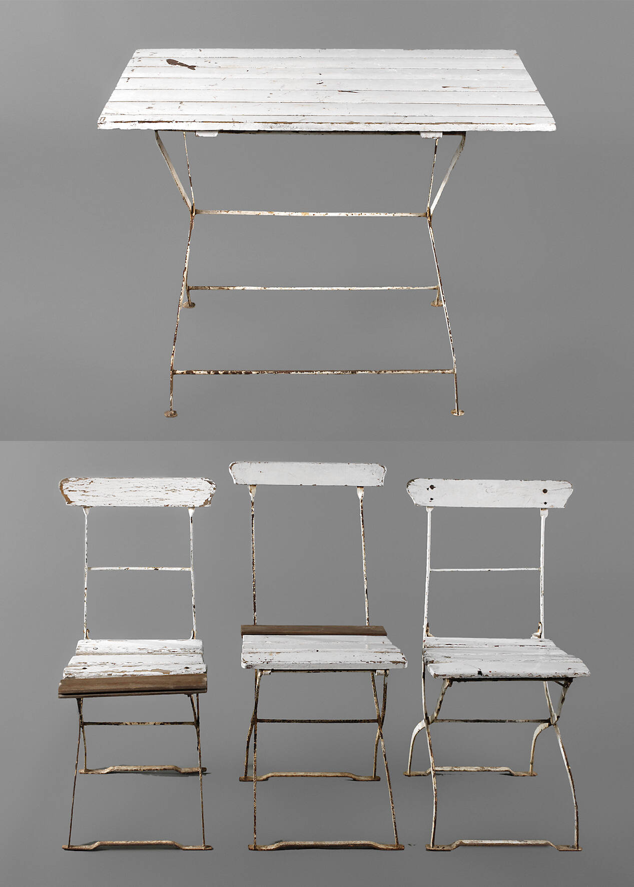 Gartentisch und drei Stühle