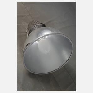 Sechs große Industriedeckenlampen