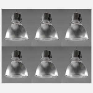 Sechs große Industriedeckenlampen