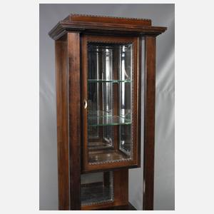 Paar Pfeilervitrinen