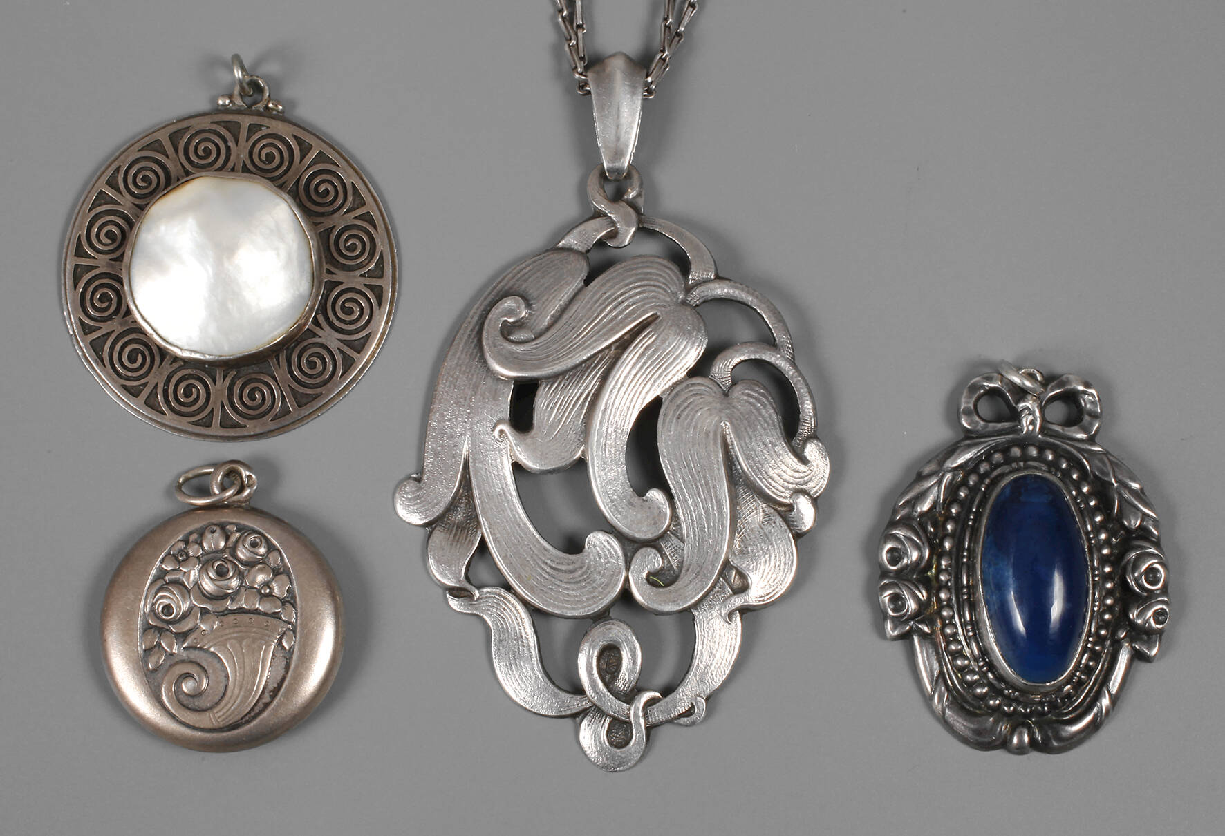 Vier Jugendstilanhänger