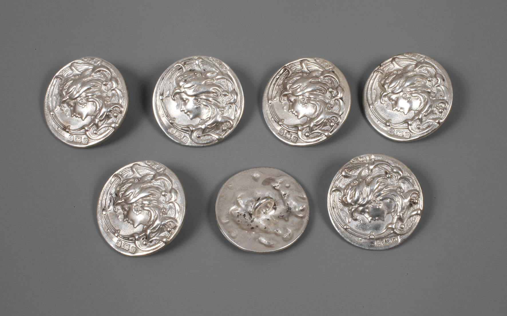 Sieben Silberknöpfe