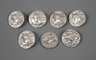 Sieben Silberknöpfe