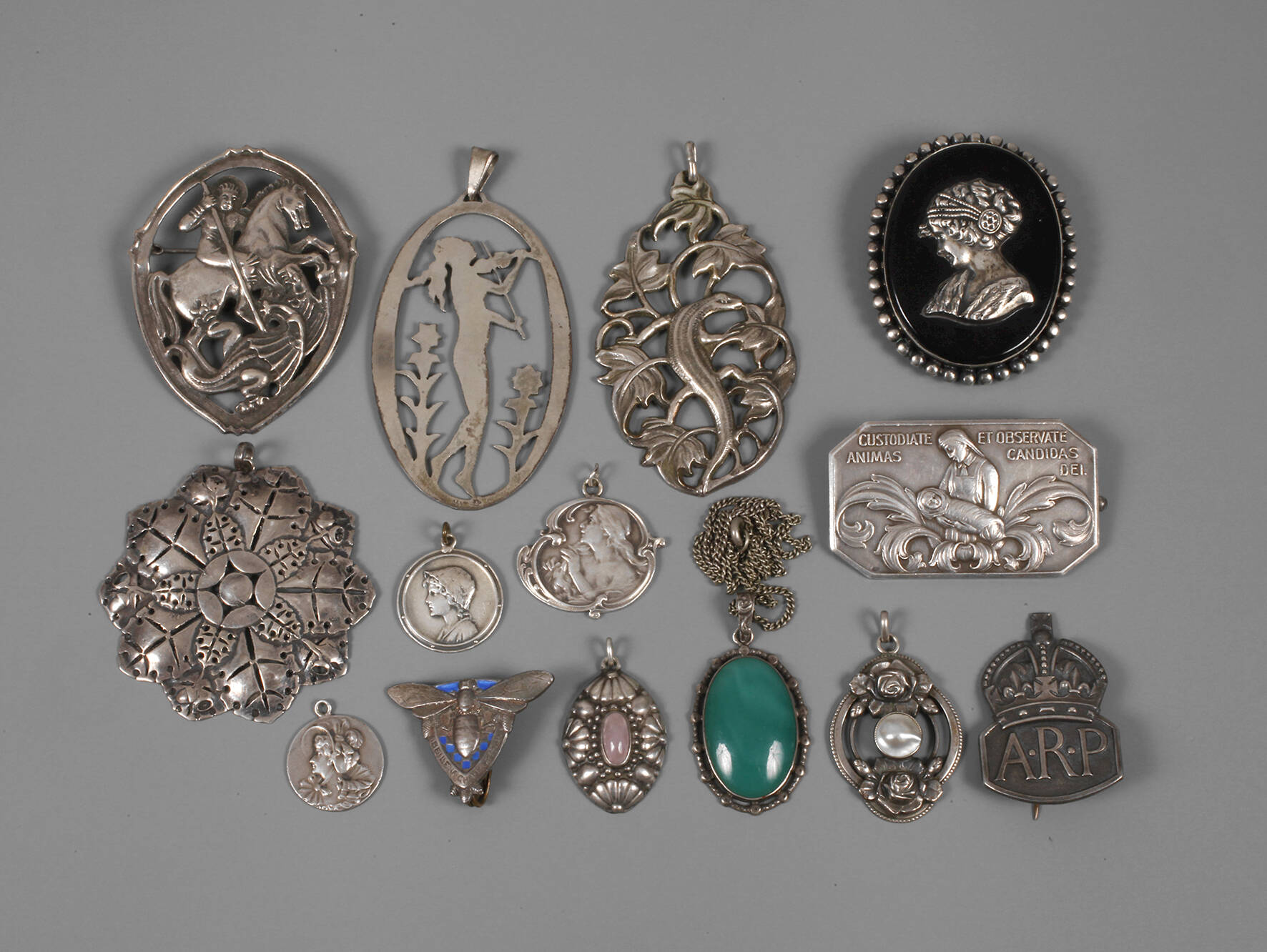 Konvolut Anhänger und Broschen