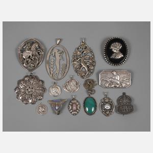 Konvolut Anhänger und Broschen
