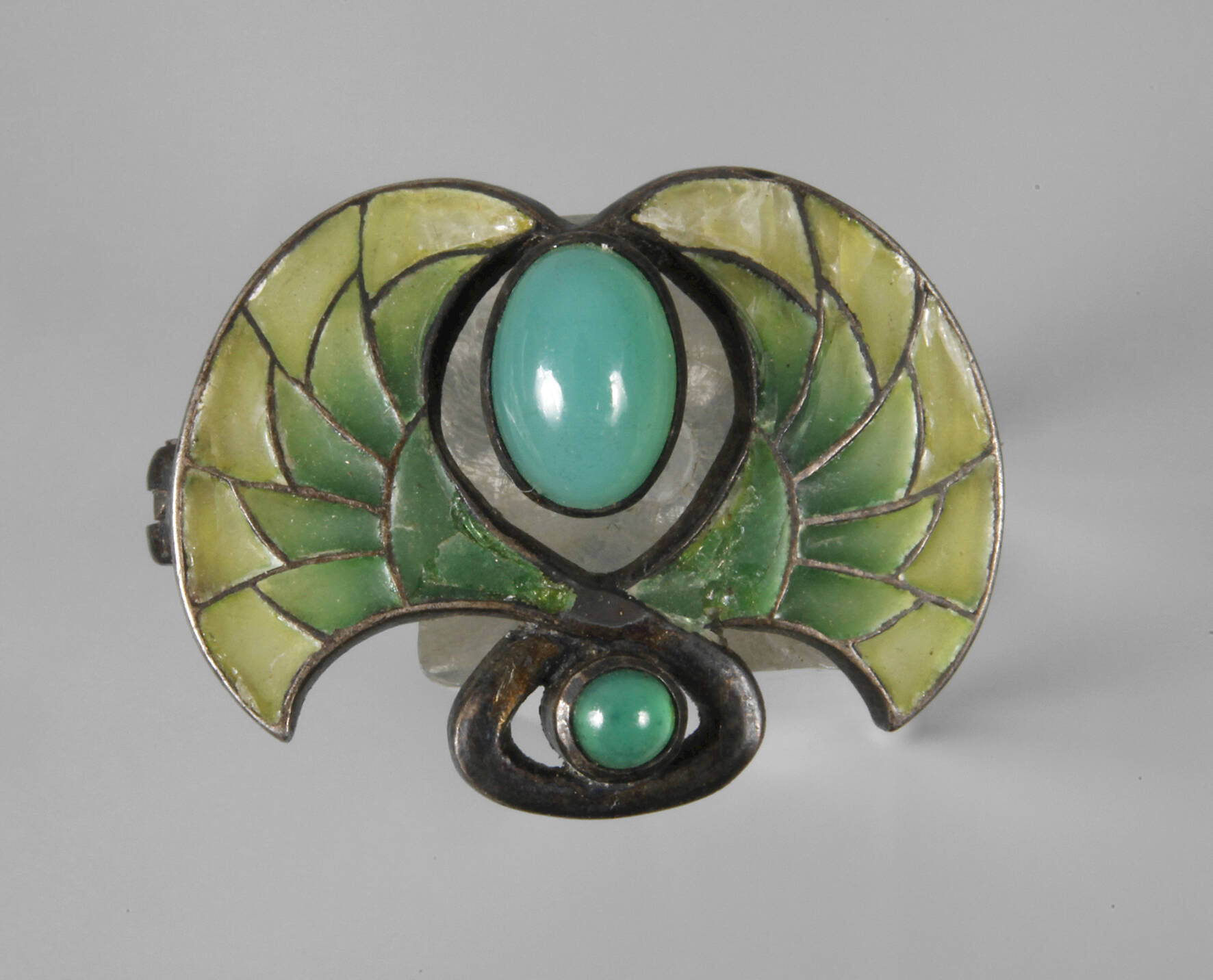 Levinger & Bissinger, Brosche Fensteremaille