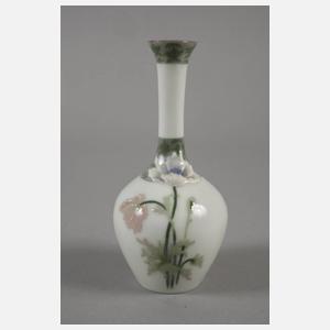 Kleine Enghalsvase mit Pâte sur Pâte-Malerei