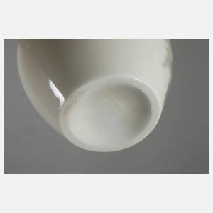 Kleine Enghalsvase mit Pâte sur Pâte-Malerei