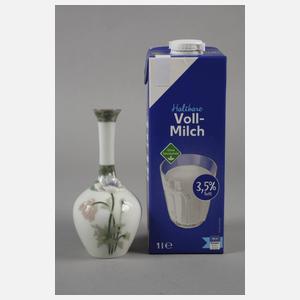 Kleine Enghalsvase mit Pâte sur Pâte-Malerei