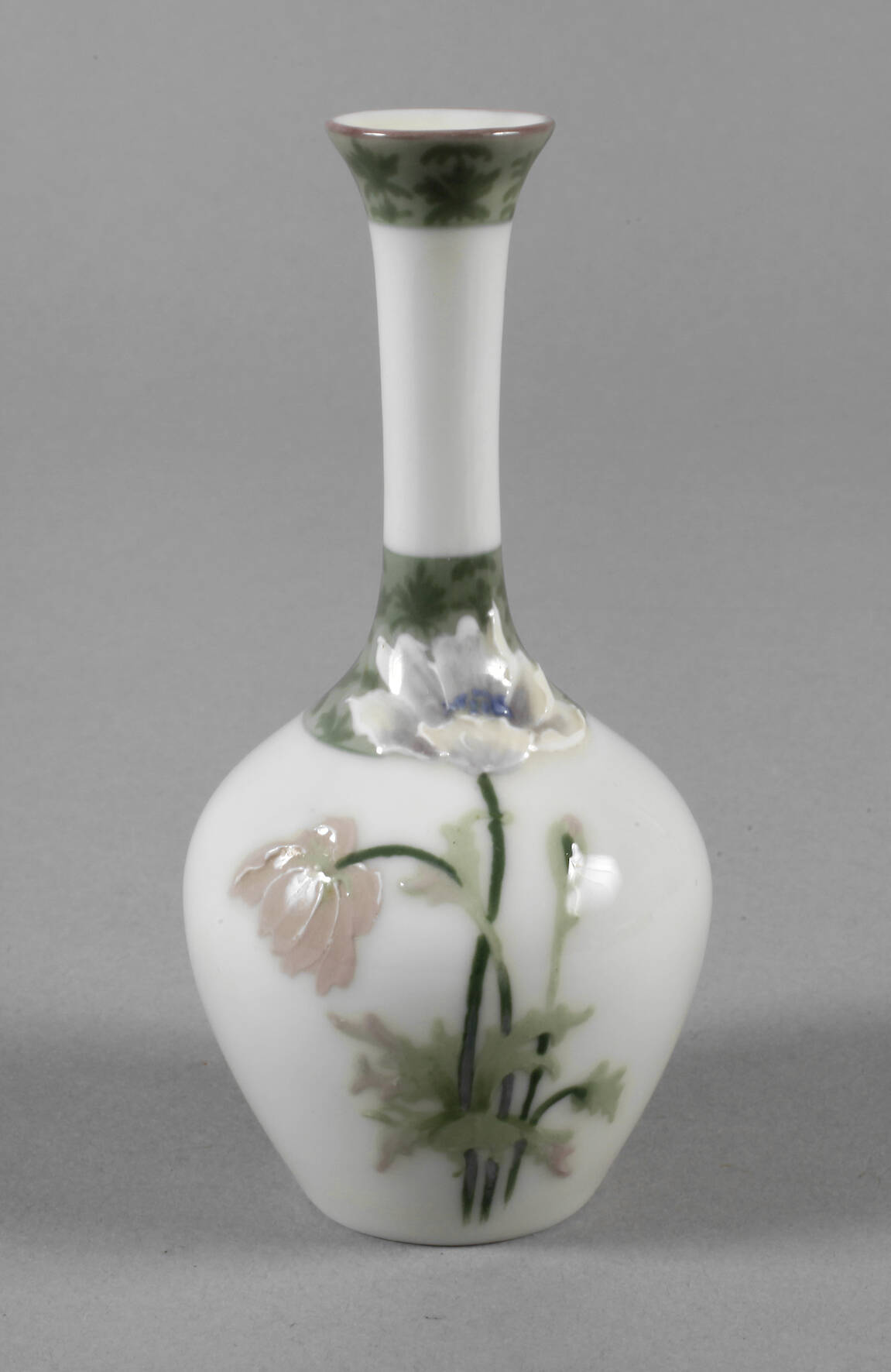 Kleine Enghalsvase mit Pâte sur Pâte-Malerei