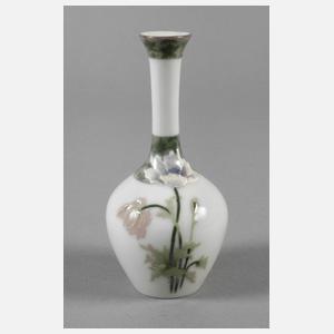 Kleine Enghalsvase mit Pâte sur Pâte-Malerei