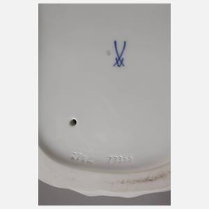 Meissen "Kind, auf einem Kissen sitzend"