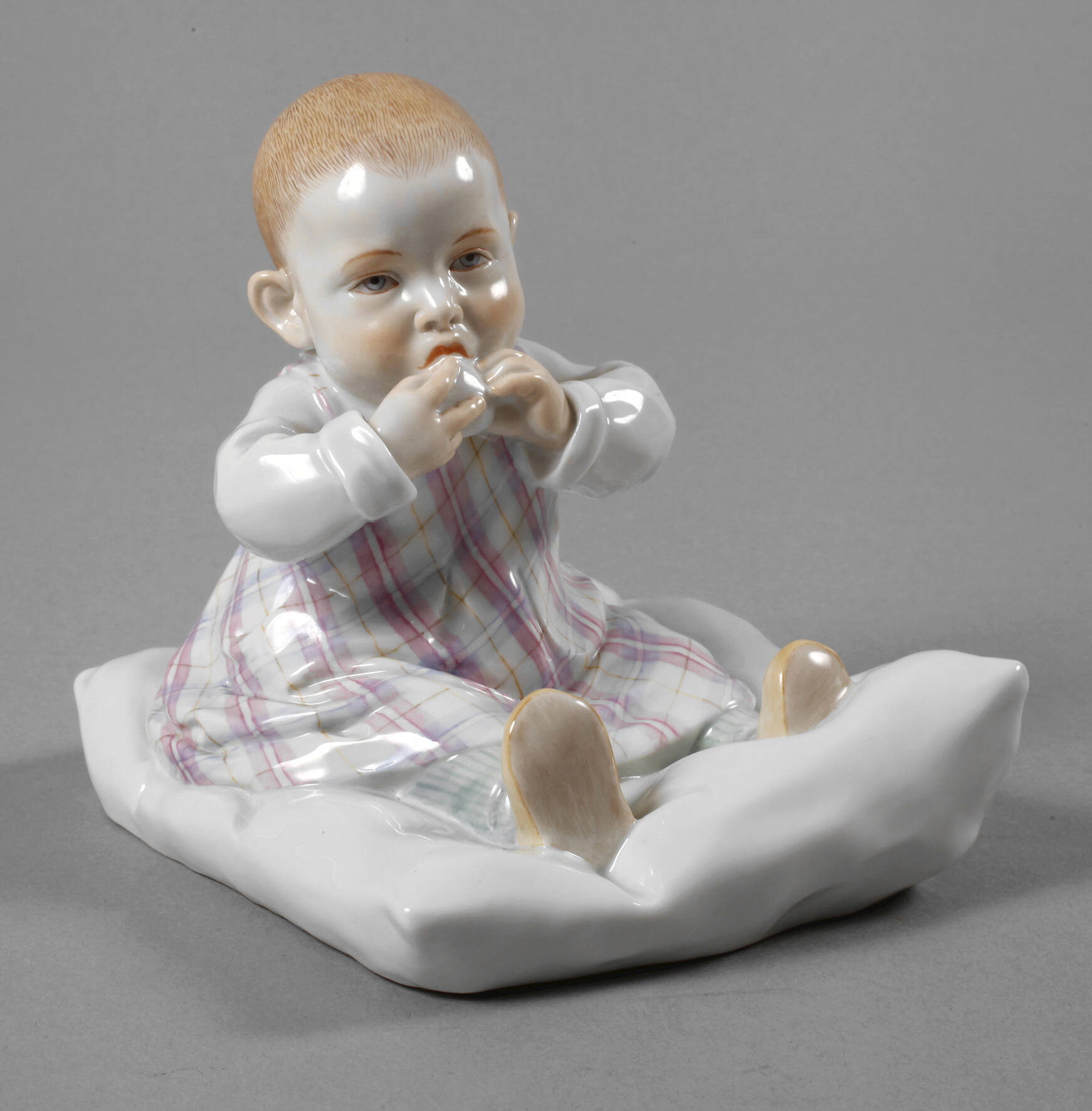 Meissen "Kind, auf einem Kissen sitzend"