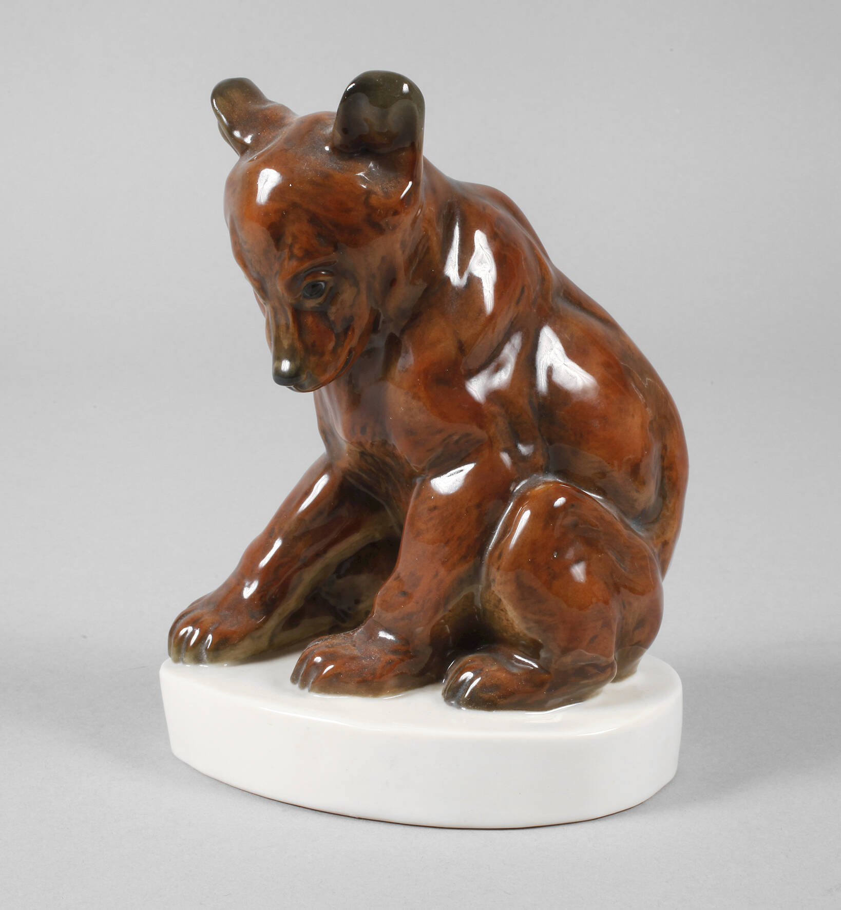 Schwarzburger Werkstätten "Sitzender, junger Bär"