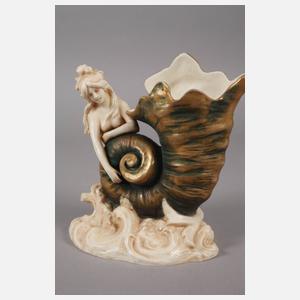 Vertikonippes Mädchen an Schneckenvase