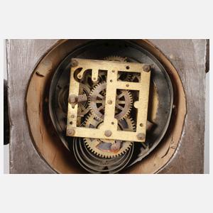 Große figürliche Salonuhr