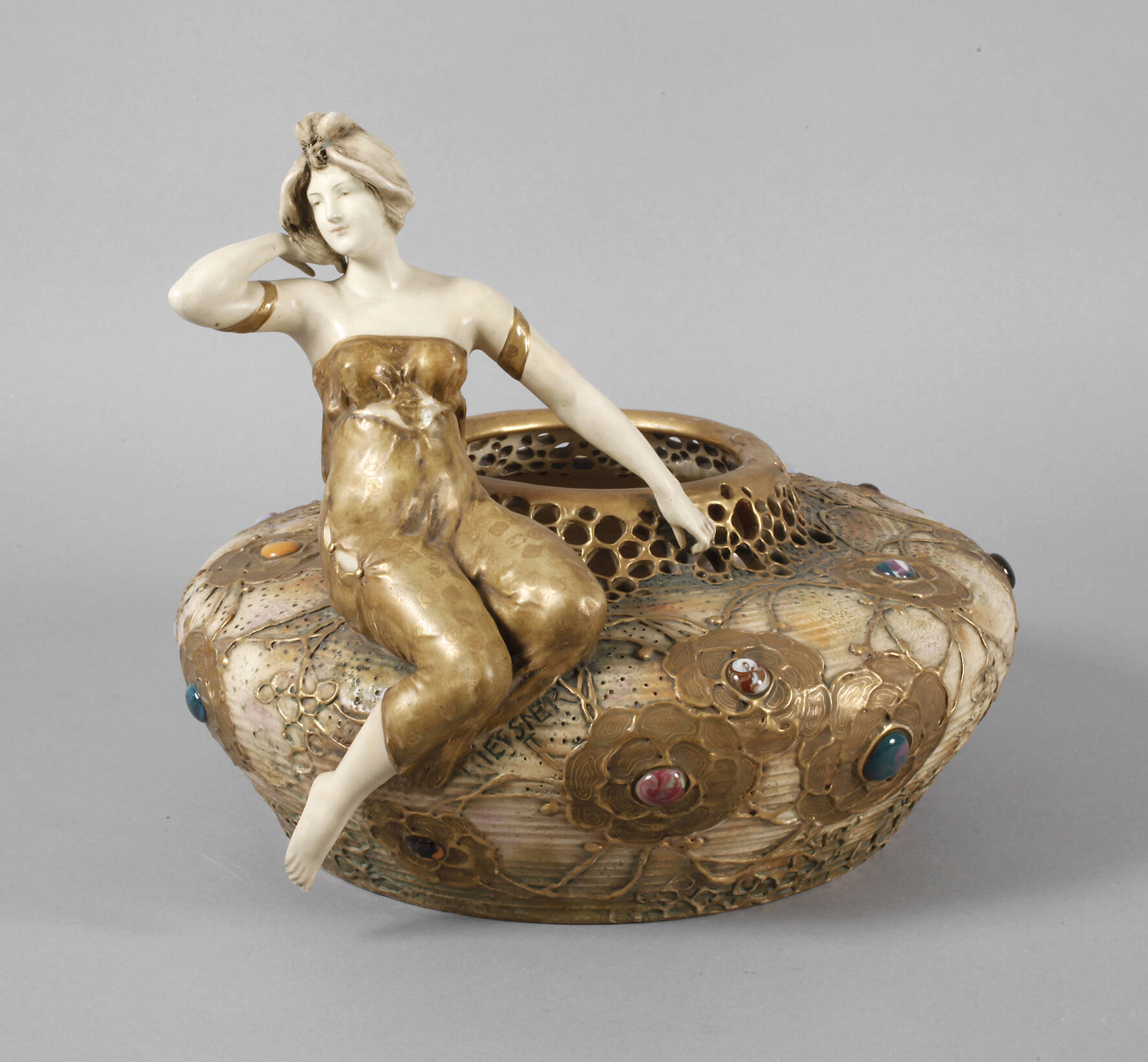 Amphora-Werke figürliche Vase mit Cabochons