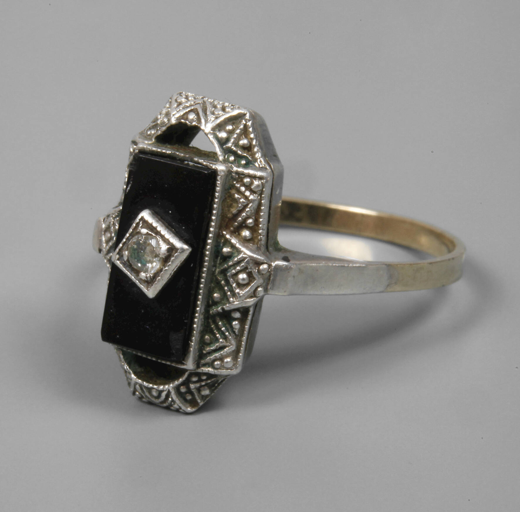 Damenring mit Diamant und Onyx