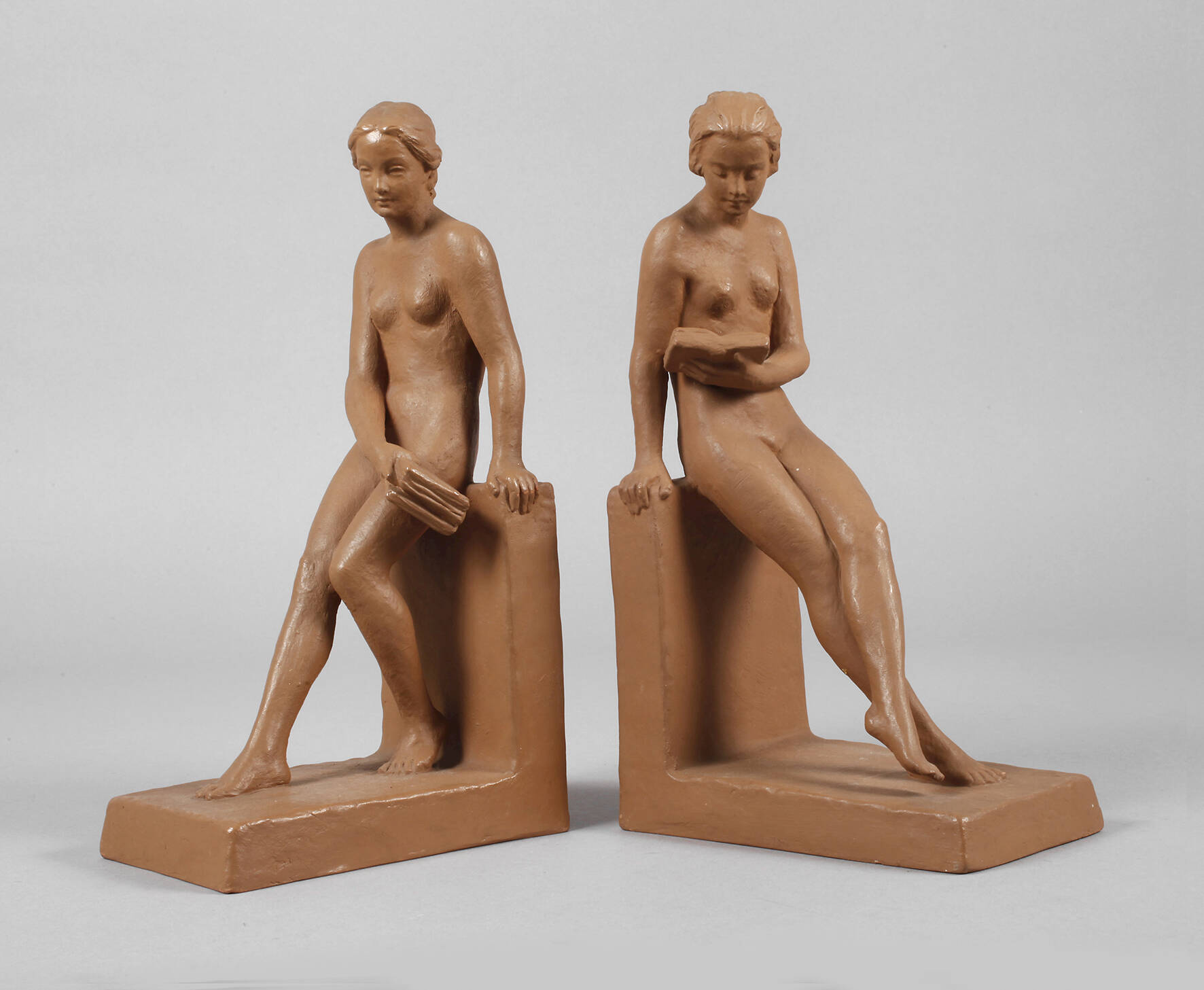 Goldscheider Wien Paar Damenakte als Buchstützen