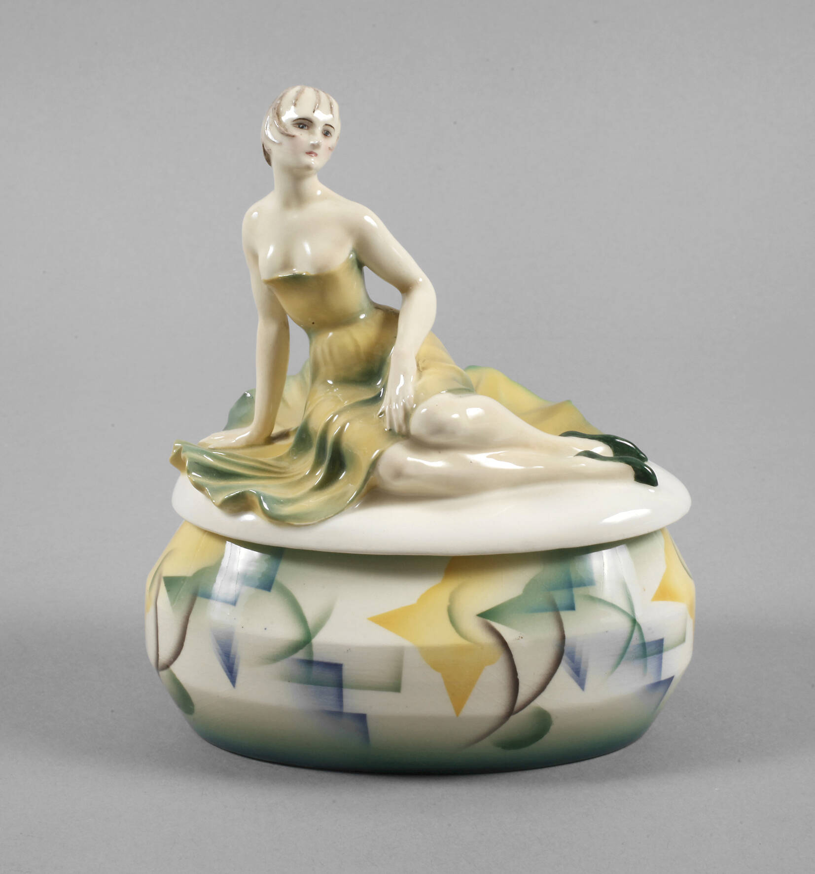 Figürliche Deckeldose mit Spritzdekor