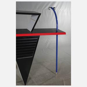 Wandkonsole im Memphis-Stil