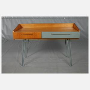 Schreibtisch mit Stuhl