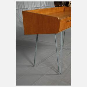 Schreibtisch mit Stuhl