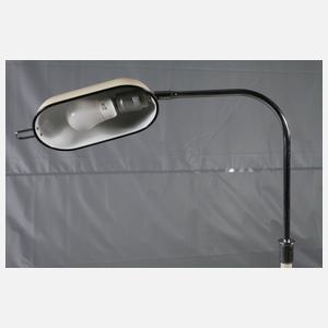 Stehlampe aus einer Arztpraxis