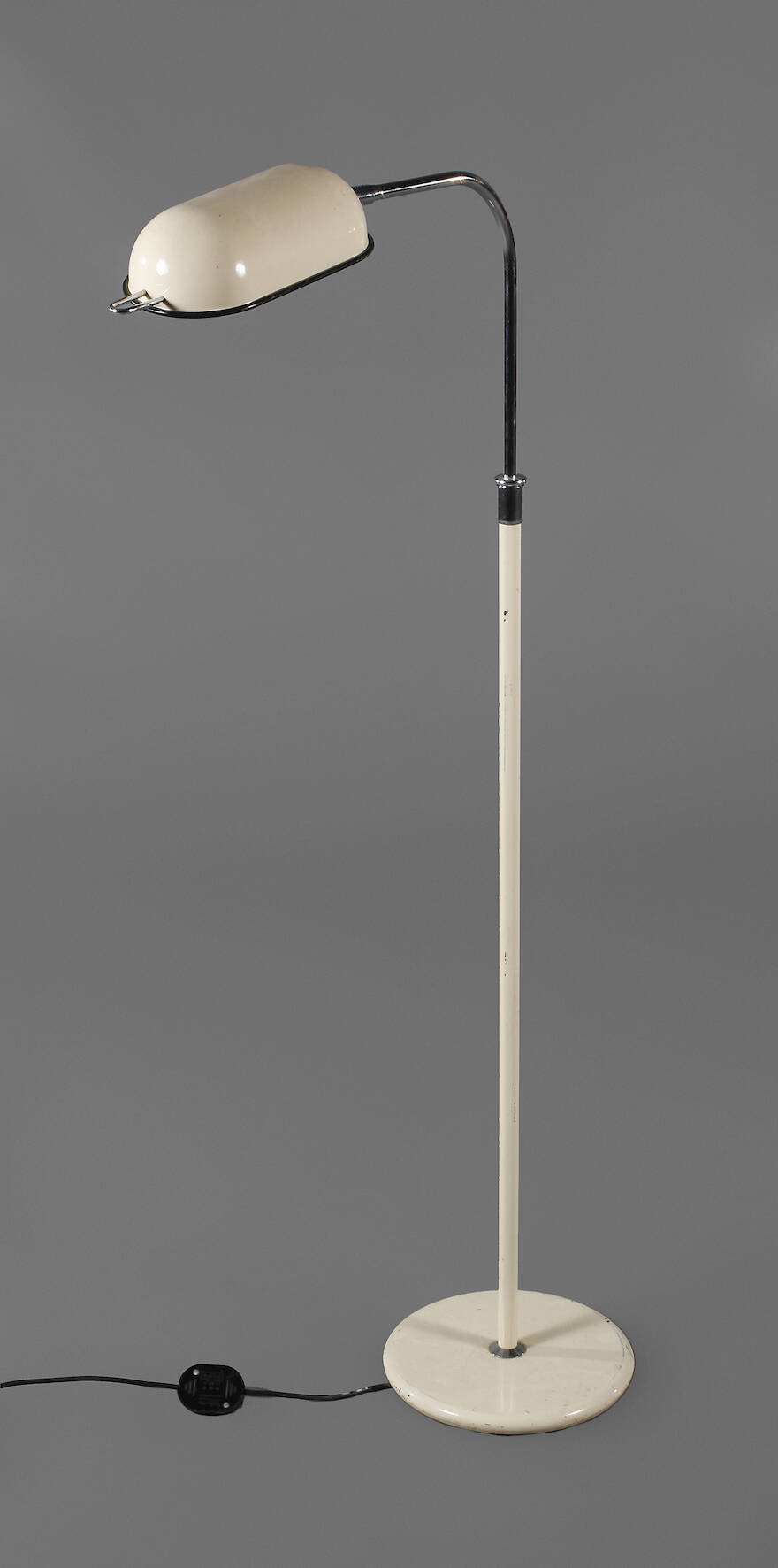 Stehlampe aus einer Arztpraxis